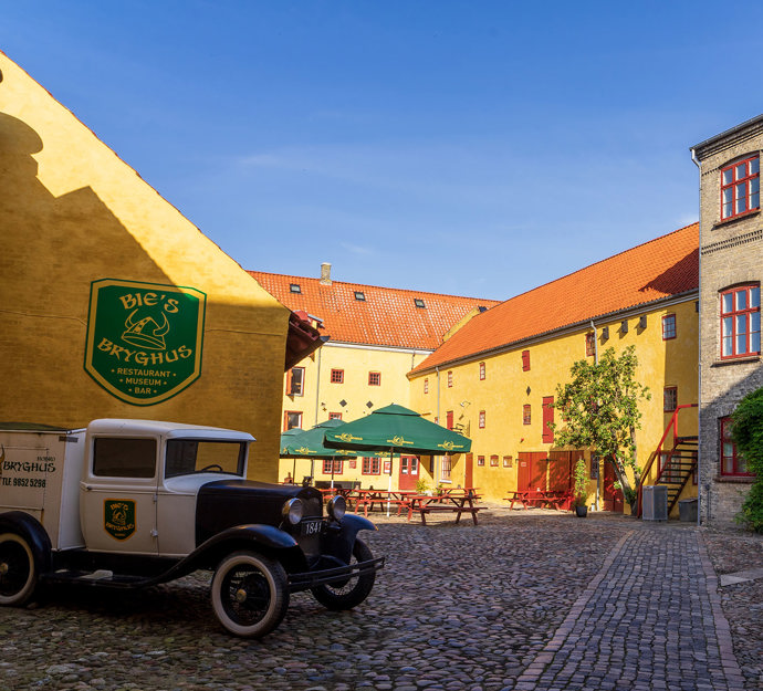 Foto af gården i Bies Gaard på en solskinsdag