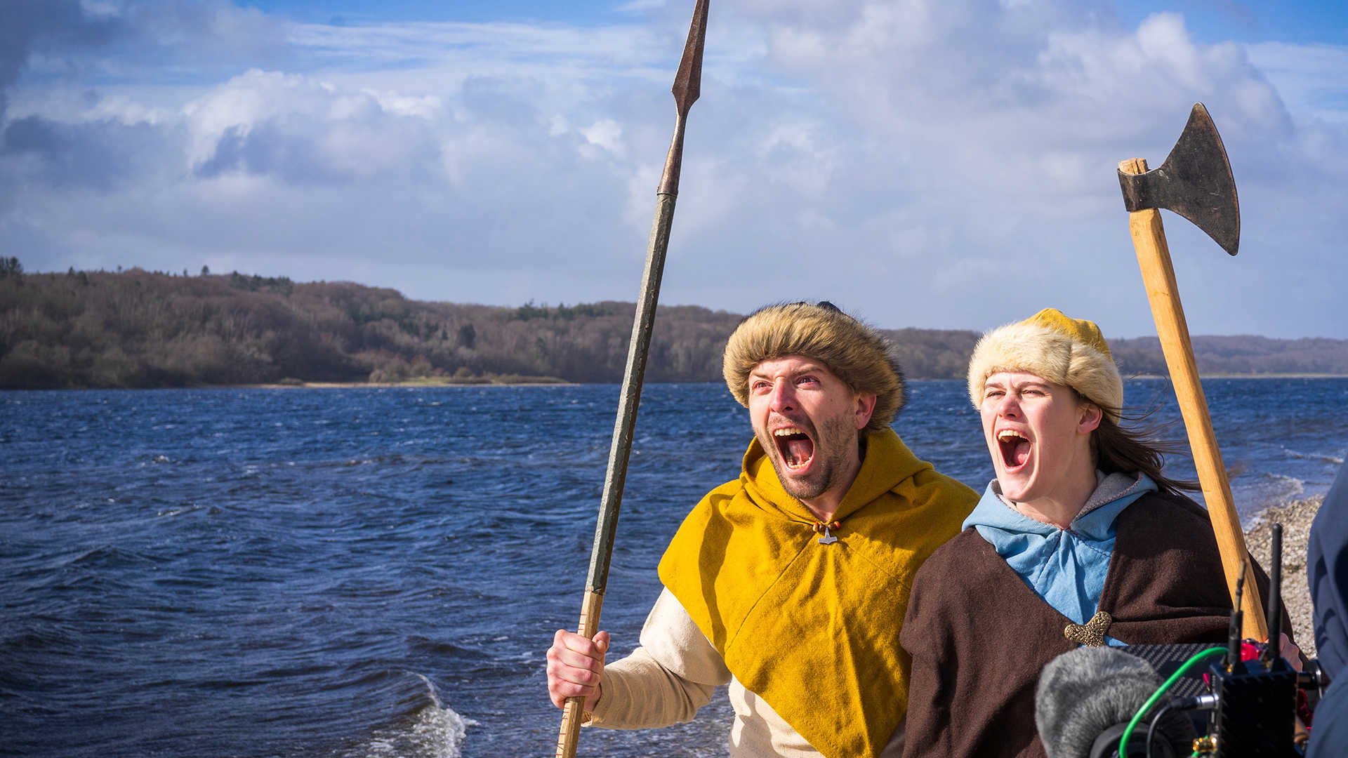 Foto af to vikinger ved bredden af Mariager Fjord